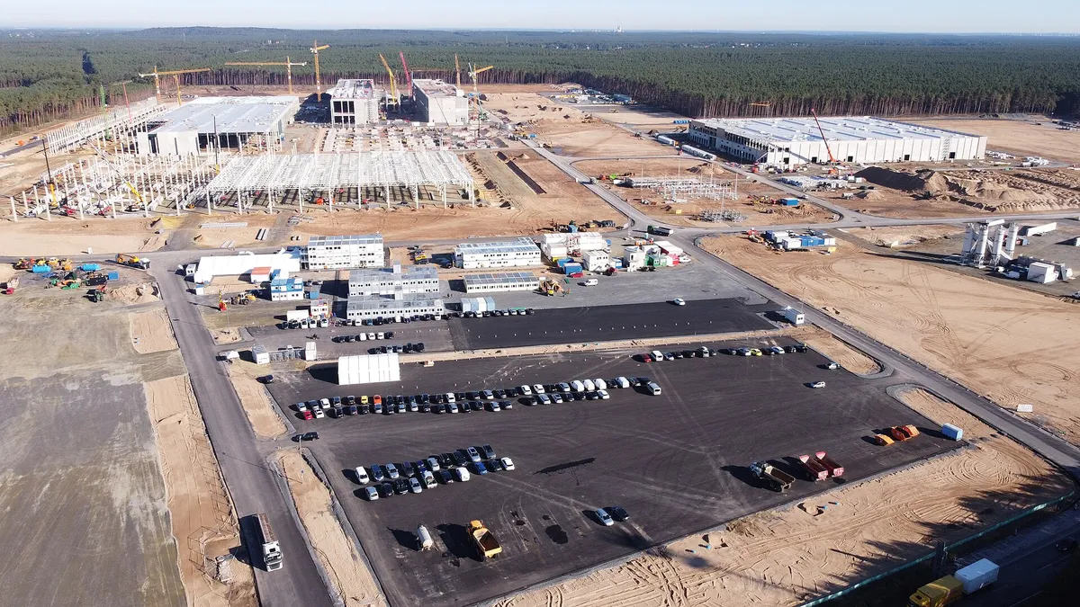 Blick auf das Gelände der Tesla Gigafactory Berlin-Brandenburg