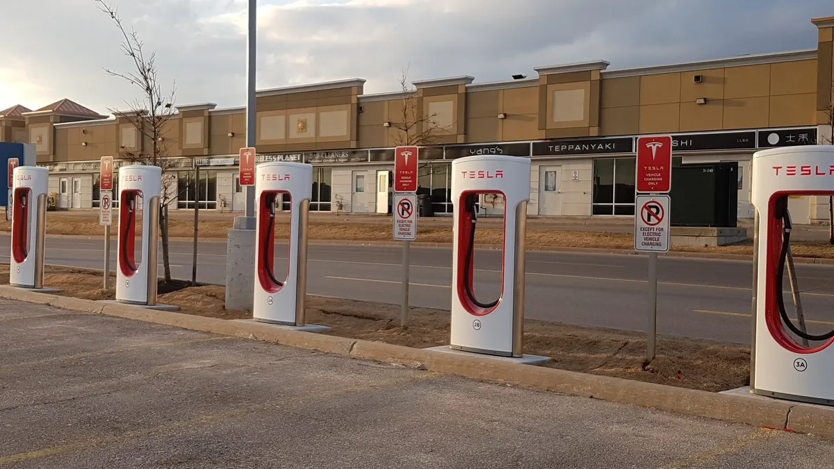 Une Tesla à un Superchargeur